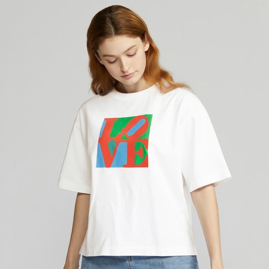En Uniqlo han apostado por una de las obras de arte más conocidas de Nueva York, con una creación gráfica con la palabra Love. Cuesta 14,90 euros y está disponible entre las tallas XS y XL.