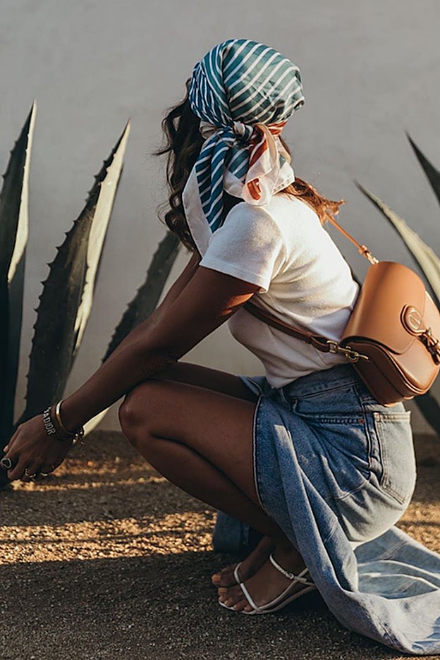 Sara Escudero lleva una falda larga de Zara, camiseta blanca y pañuelo.