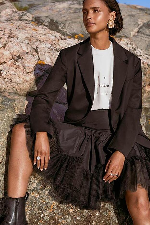 Blazer, camiseta y falda de la colección de Sandra Mansour para H&M.