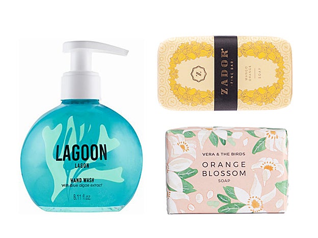 Jabón líquido de manos Lagoon de Sephora Collection (4,95 €). Jabón hidratante Mango & Orange de Zador (12 €, en purenichelab.com). Orange Blossom Soap de Vera & The Birds (8,50 €).