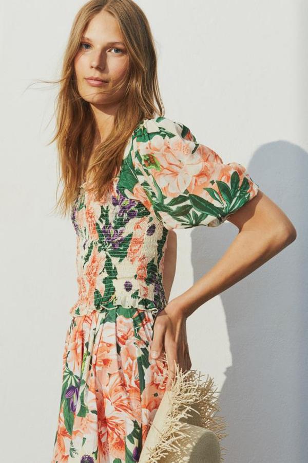 Con manga puffy y tejido de viscosa vaporosa, esta blusa entallada con cuerpo fruncido y escote cuadrado con ribete de volante es de H&M. Tiene un precio de 19,99 euros y está disponible entre las tallas XS y XXL.