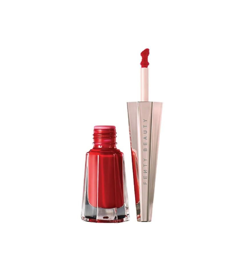 Cubre y perfila los labios en una sola pasada, gracias a su aplicador de precisión. Aporta una fijación que 12 horas que no se desvanece y no necesita retoques, a pesar de que su textura es muy ligera. El tono rojo universal sienta bien a todos los tonos de piel.  Stunna Lip Paint, tono Uncensored, de Fenty Beauty  (22,95 €).
