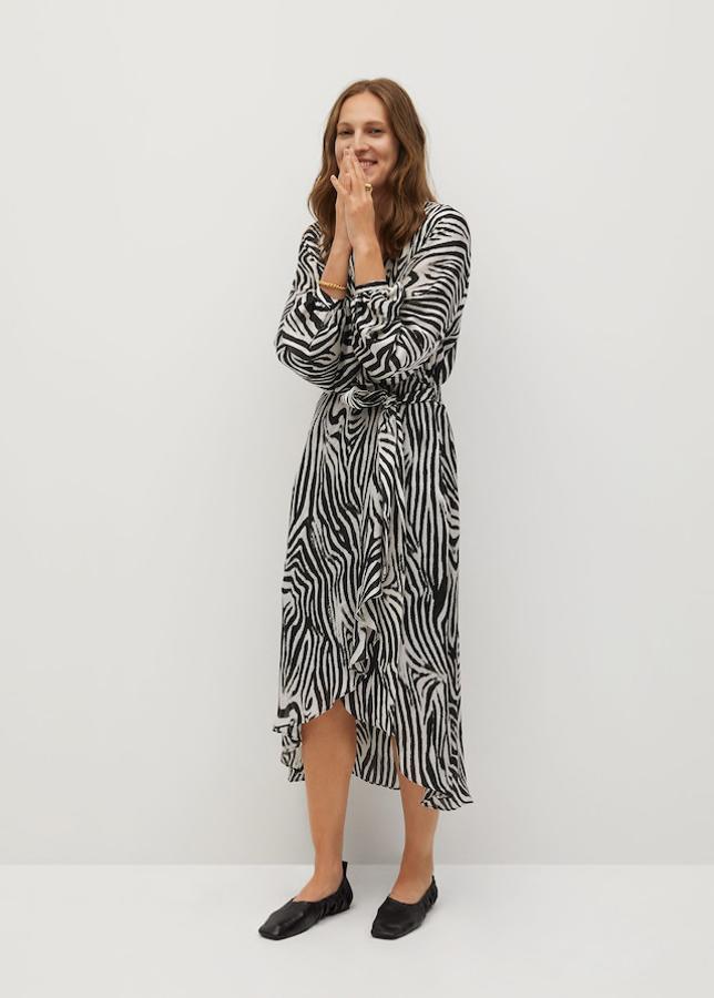 Vestido camisero de manga larga con bajo asimétrico, de Mango (59,99 €).
