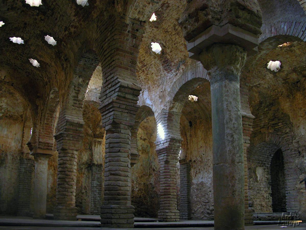 Son los mejor conservados de toda la Península Ibérica. Construidos durante la época nazarí, a finales del siglo XIII, en la visita se pueden ver las tres salas que contenían agua fría, templada y caliente. Los tragaluces en forma de estrella le aporta una iluminación llena de encanto.