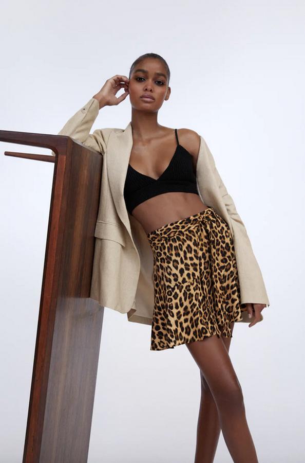 Con bajo acabado en volante y detalle de cinturón con lazada a tono, esta falda bermuda con estampado de leopardo es de Zara y cuesta 22,95 euros y está disponible entre las tallas XS y XL.