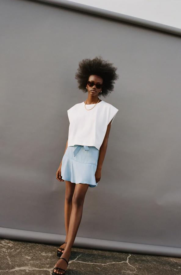 Confeccionada en tejido sostenible, esta falda bermuda de Zara en azul claro está acabada en evasé y viene con detalle de cinturón con lazada del mismo tejido. Cuesta 19,95 euros y está disponible entre las tallas XS y XL.