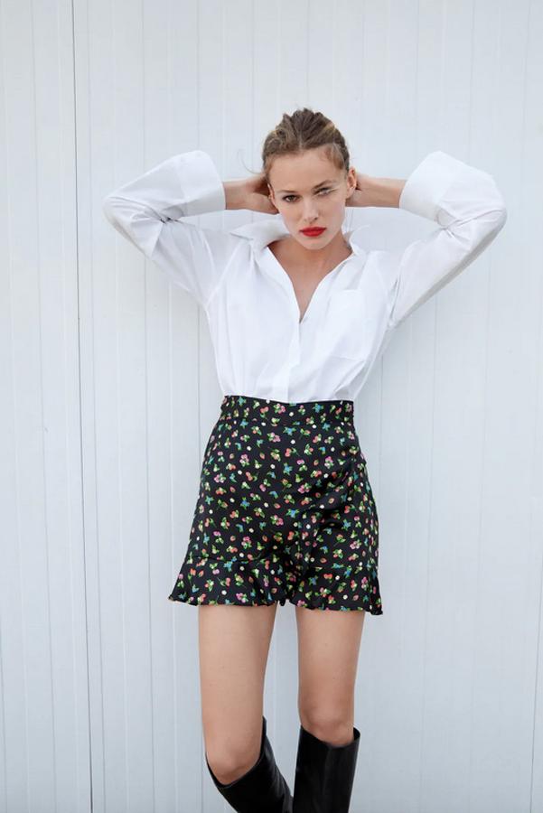 Con delantero cruzado tipo pareo, esta falda bermuda de tiro alto con acabados con volantes cuesta 22,95 euros y está disponible entre las tallas XS y XL.