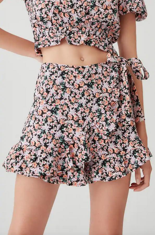 Con detalle de volantes y tejido de volantes esta falda bermuda de Pull&Bear con estampado en tonos lilas y rosas cuesta 17,99 euros y está disponible entre las tallas XS y XL.