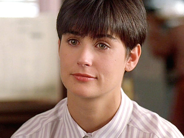 Fotograma de la película Ghost, donde Demi Moore llució uno de los cortes de pelo más icónicos de la década.