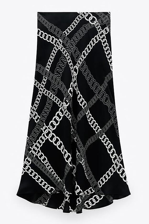 Falda midio de tejido fluido con estampado de cadenas en blanco y negro, de Zara (29,95 €).