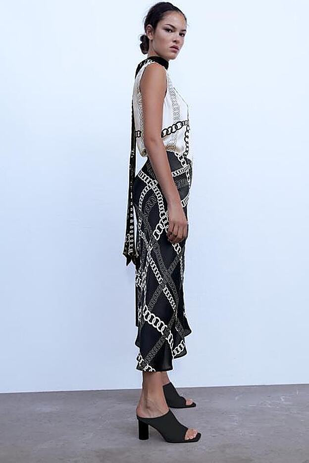 Falda con estampado de cadenas, de Zara (29,95 €).