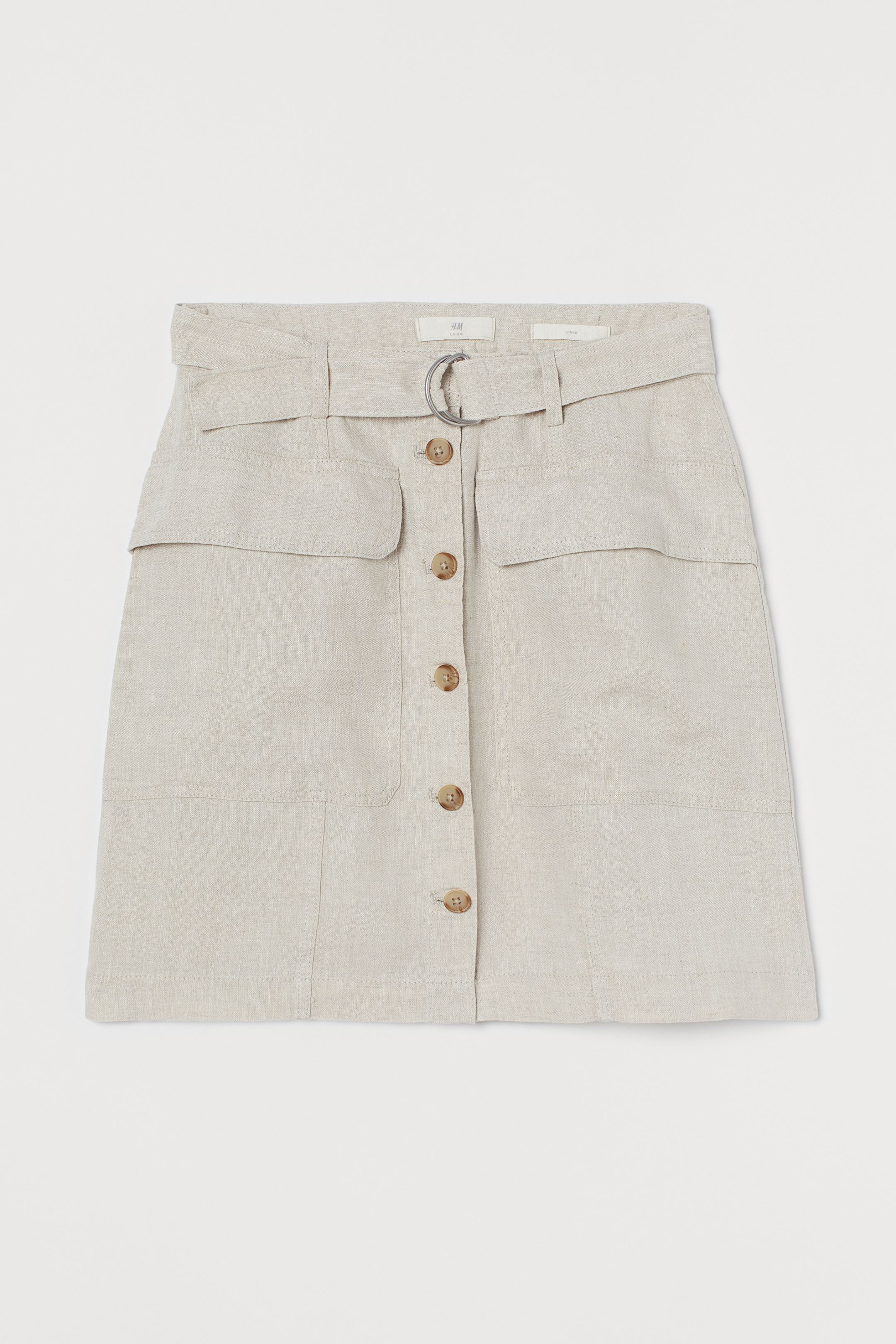 Falda utility tipo cargo en color beige y tejido de lino, fresquita y con un diseño de lo más favorecedor. De la nueva colección de H&M. (29,99 euros).