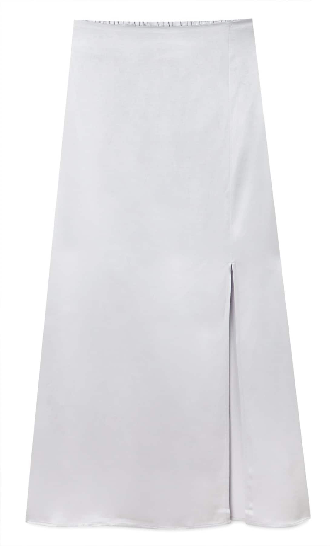 Volvemos al tejido de satén con esta falda midi gris perlada de la nueva colección de Stradivarius que es sorprendentemente versátil aunque parezca demasiado elegante. (17,99 euros). Los estilistas de la firma la han combinado con sudadera y zapatillas...