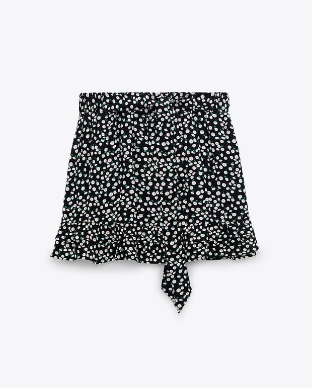 Volvemos al diseño mini con esta falda pantalón con volantes y estampado de flores. ¡Preciosa! (22,95 euros).