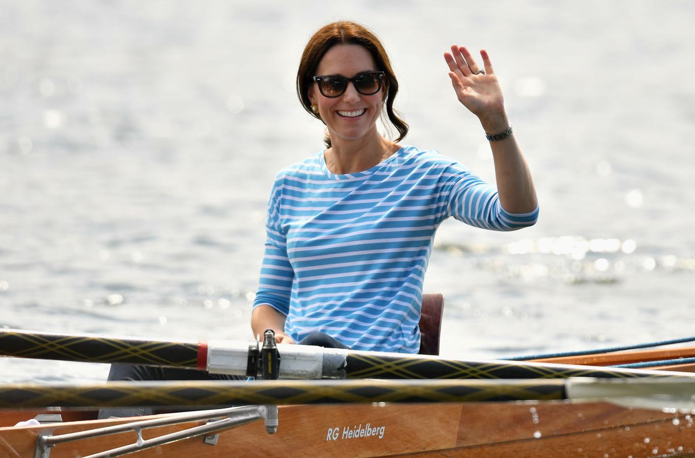 No es nada fácil encontrar una imagen de Kate Middleton con gafas de sol, al menos en acto oficial. La casa real británica lleva a rajatabla la prohibición de ocultar la mirada a la ciudadanía. Sin embargo, en sus salidas vacacionales o en espectáculos deportivos (por ejemplo, en Wimbledon) sí que se ha protegido los ojos tras unas gafas, casi siempre de espíritu deportivo. Su opción es prescindir absolutamente de la tentación de la tendencia y minimizar su poder para llamar la atención. Como siempre, acierta.