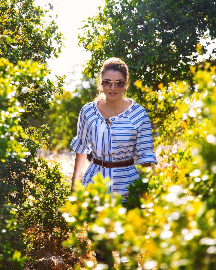 Rania de Jordania ha jugado un papel fundamental a la hora de abrir a la moda el armario de las 'royals' y modernizar su imagen. Ha sido de las primeras en demostrar que se puede estar en la tendencia sin menoscabar la imagen de sensatez y serenidad que tiene que trasladar una reina. En los accesorios, sin embargo, vemos cómo sucumbre a la tentación de las grandes firmas del lujo y sus diseños seductores. Las últimas gafas de sol que han lucido tiene el tamaño oversize que tanto se lleva y una forma geométrica: las Prada pr54vs.