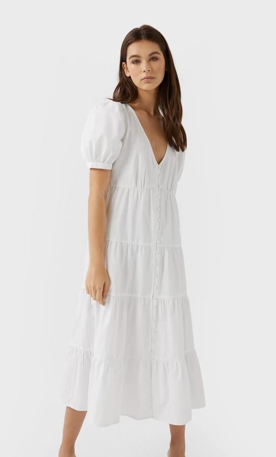 Pocas prendas hay más románticas que un vestido blanco y es, además, el color ideal para combatir el calor. Este es de Stradivarius (25,99 euros).
