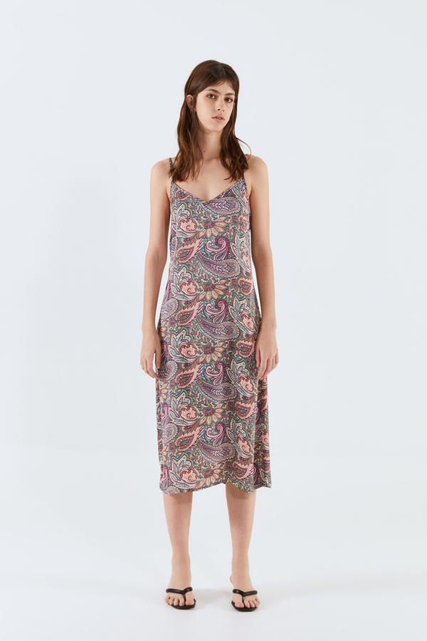 Sencillo, de tirantes, vestido de la nueva colección de Sfera con estampado paisley (15,99 euros).