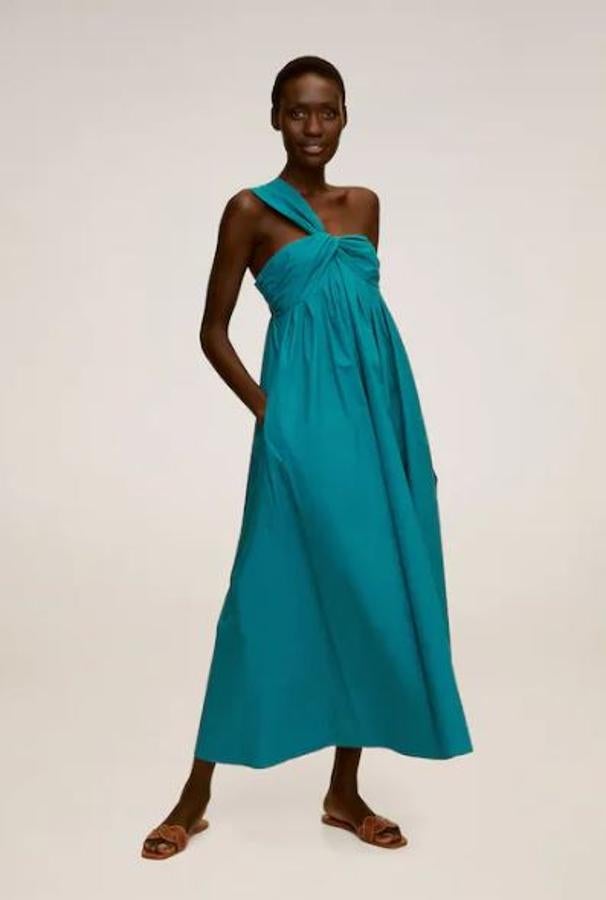 De nuevo en las rebajas de Mango encontramos otra opción para combatir el calor con estilo: este vestido asimétrico en color turquesa, largo, que sirve para cualquier evento (22,99 euros).