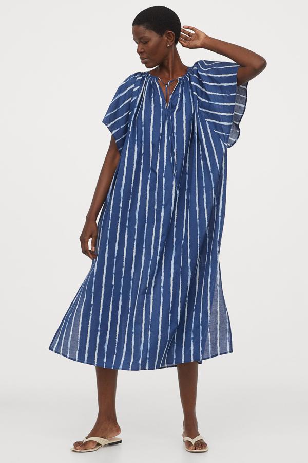 Si eres de las que con el calor solo quiere llevar cosas amplias, el formato túnica de este vestido de algodón de H&M es perfecto para ti (29,99 euros).