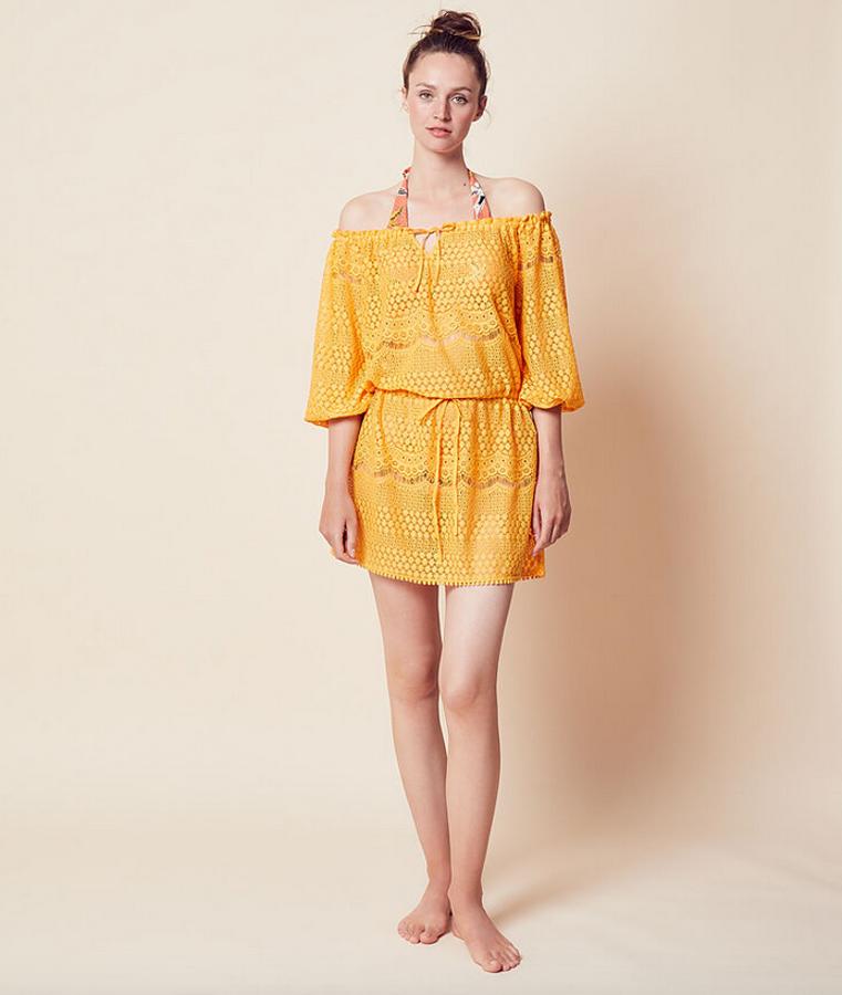 Otra de las propuestas de Etam para ir a la playa es esta túnica en color amarillo con mangas abullonadas y hombros al aire. Con la cintura ceñida, está rebajada y de 35,99 euros ahora podemos comprarla por 16,99 euros en las tallas S, M y L.