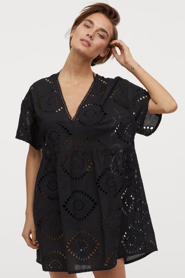 Otra de las propuestas playeras de H&M es este bonito tejido vaporoso de algodón con bordado inglés, escote de pico delante y detrás con remate de encaje de ganchillo y tiras de anudar transversales con borlas en los extremos. De manga corta y hombros caídos, ha llegado a las tiendas en blanco y en negro con un precio de 39,99 euros. Está disponible únicamente en la talla XS/S en negro y también en la M/L en blanco.