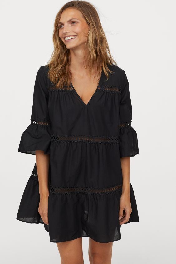 En H&M han lanzado, en blanco o en negro, este vestido playero corto en algodón vaporoso con vuelo, escote de pico pronunciado y mangas tres cuartos con bordado calado y puños trompeta. Solo está a la venta en la web de la firma y cuesta 29,99 euros, aunque solo queda en las tallas XS/S y M/L.