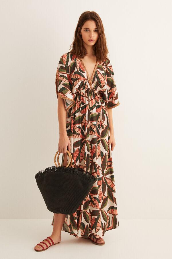 En Women Secret hemos encontrado este vestido largo con estampado de hojas en tonos verdes y salmón. Con goma en la cintura, escote de pico y espalda abierta con detalle de lazada, costaba 39,99 euros y ahora podemos encontrarlo por 31,99 euros entre las tallas XS y XL.