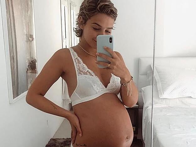 Durante su embarazo, Laura compartía numerosos selfies de su tripita, lo que nos permitió descubrir su dormitorio, donde reina el blanco.