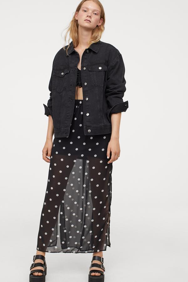 De gasa negra con lunares blancos (también está disponible en otros colores), esta falda larga con cintura elástica y aberturas laterales pronunciadas tiene un precio de 9,99 euros.