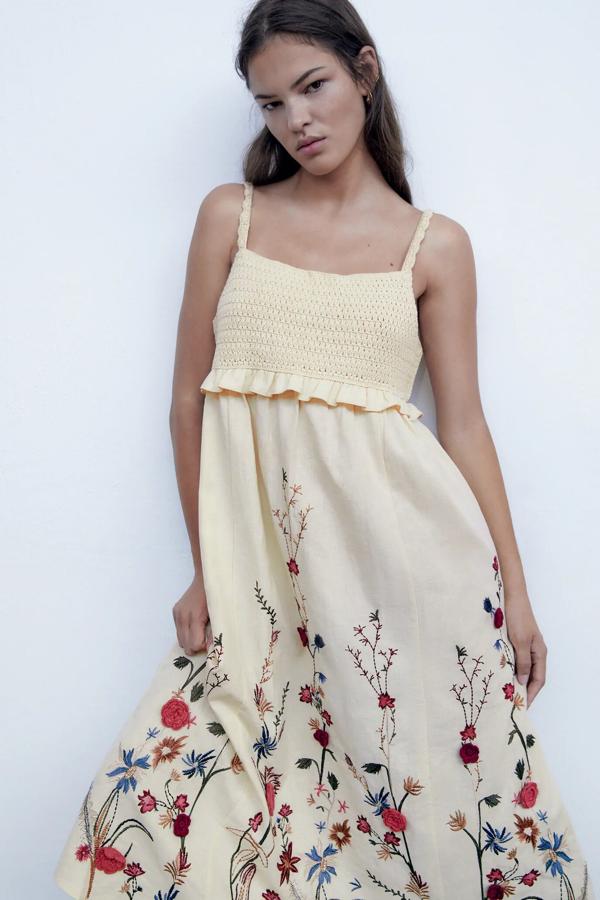 Confeccionado en tejido en mezcla de algodón y lino, este vestido de edición limitada promete agotarse rápidamente. En color crudo con detalle de bordados con motivos florales, tiene un precio de 49,95 euros.