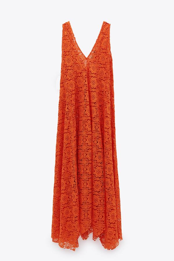 Este vestido de guipur semitransparente en color naranja oscuro cuenta con escote de pico y tirantes y bajo asimétrico. Tiene un precio de 49,95 euros.
