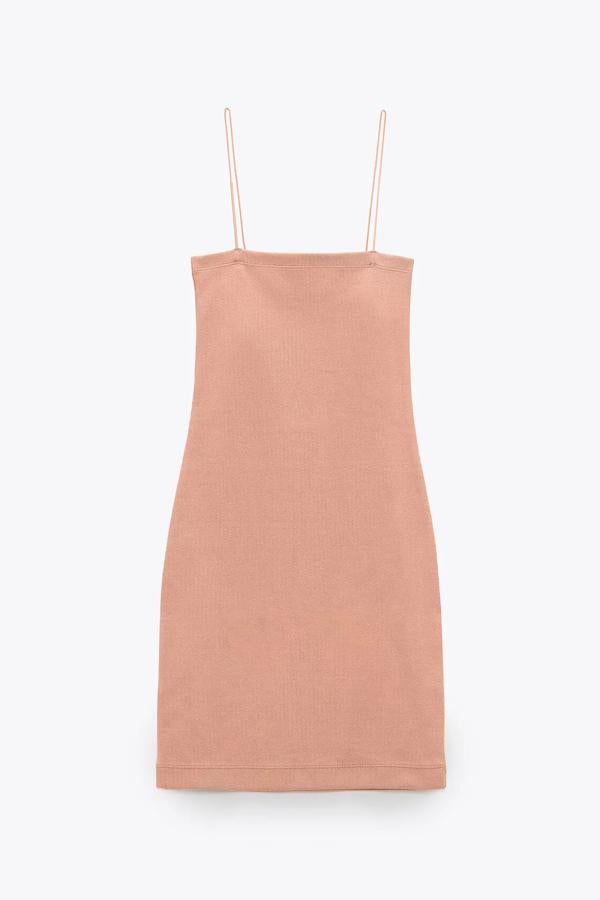 Disponible en rosa, negro, malva o azul, este vestido corto entallado de canalé tiene un precio de 9,95 euros.