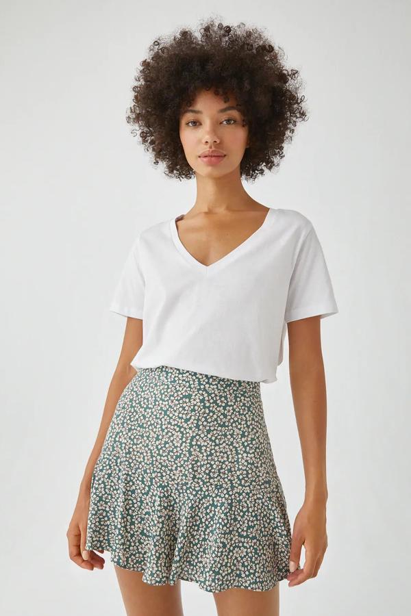 Esta falda pantalón en color verde con estampado de pequeñas flores está también disponible en negro. Cuenta con volantes en el bajo y tiene un precio de 15,99 euros.