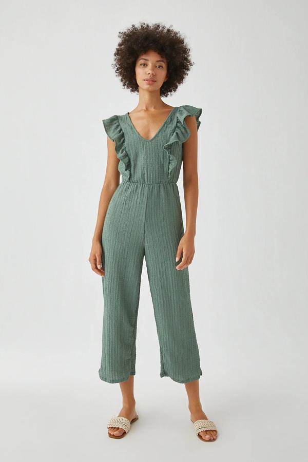 Disponible en verde o marrón, este mono culotte en tejido de bambula y detalle de volante tiene un precio de 25,99 euros.