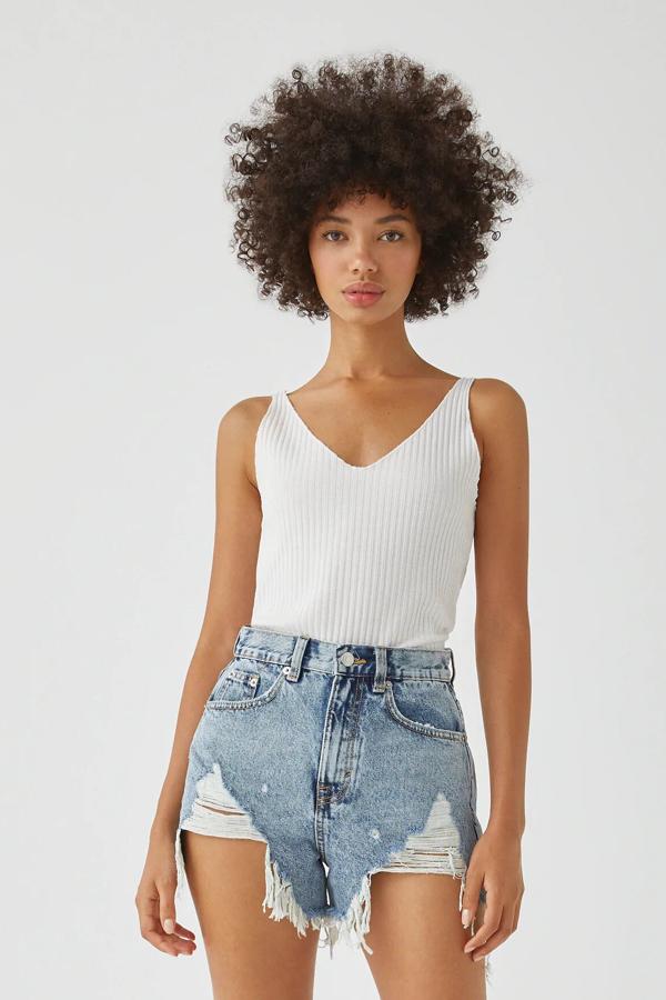 Con detalle de rotos amplios estos shorts vaqueros de tiro alto con cintura con trabillas tienen un precio de 19,99 euros. También están disponibles en negro.