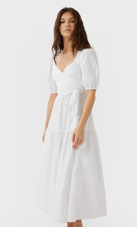 Stradivarius nos propone este vestido largo con escote de pico y manga corta que cuenta con cinturón del mismo tejido y que tiene un precio de 29,99 euros.