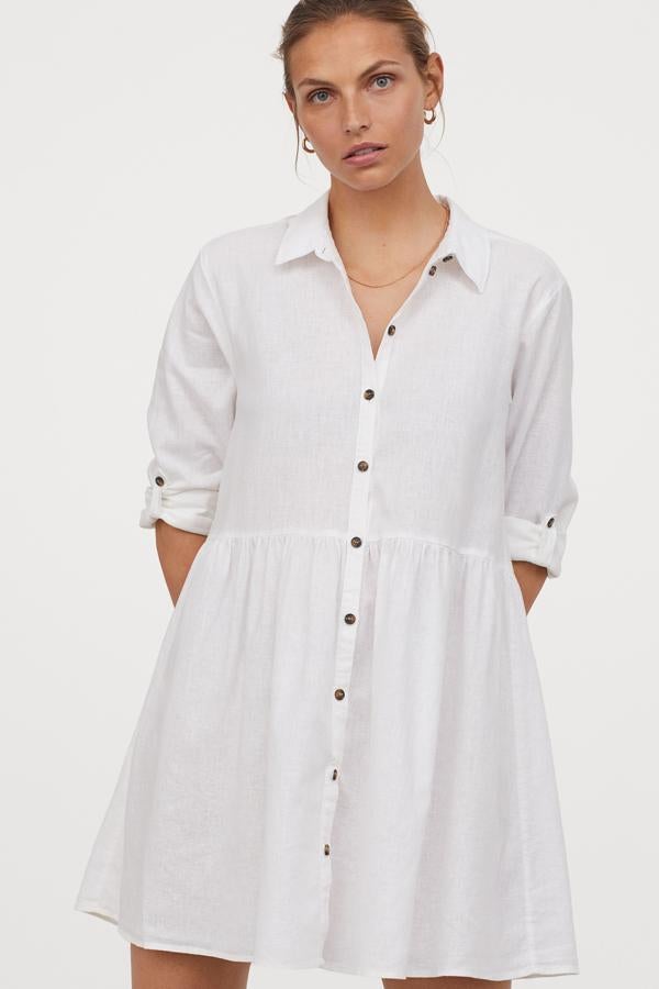 Este vestido corto en mezcla de lino y algodón cuenta con costura fruncida en la cintura y falda con caída. Disponible también en verde caqui, es de H&M y tiene un precio de 29,99 euros.