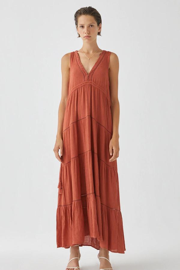 En color teja, este vestido midi con cordón ajustable en la cintura cuenta con escote en forma de pico y tiene un precio de 29,99 euros.