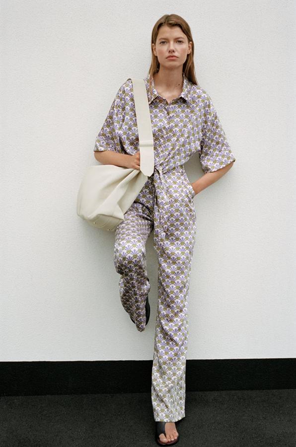 A juego con la camisa con nudo, estos pantalones fluidos de tiro alto vienen con bolsillos laterales y un precio de 25,95 euros. Está disponible entre las tallas XS y XL.