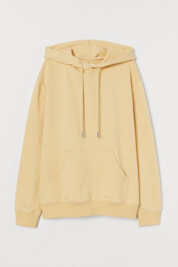 Diseño holgado y capucha forrada con cordón ajustable para esta sudadera amarilla pastel de H&M con bolsillo canguro en el frontal. Cuesta 19,99 euros y está disponible entre las tallas XXS y S.