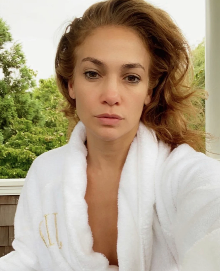 Este selfie sin maquillaje de Jennifer Lopez ha sido viral por una buena razón: su cara no es de este mundo. A sus 51 años tiene mejor cara que muchas de 30: sin ojeras, sin rojeces, sin arrugas. ¿Cómo no va a publicar sus fotos sin maquillaje si tiene una cara perfecta?