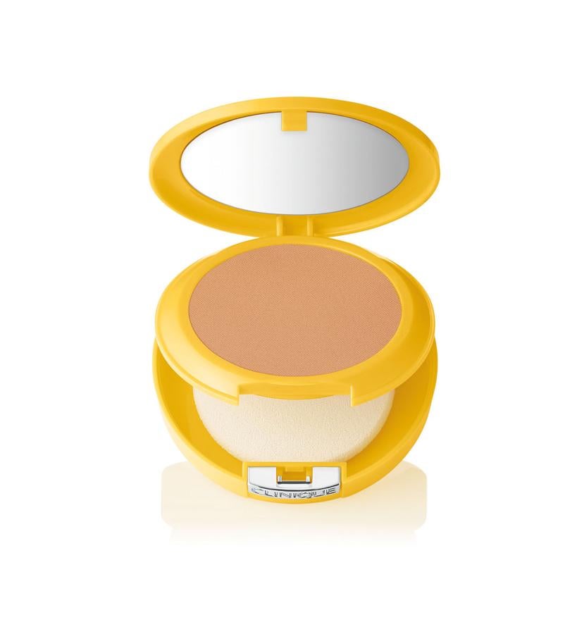Su fórmula de maquillaje en polvo, enriquecida con minerales, se siente ligera en la piel, y la protege de los rayos UVA/UVB, mientras aporta un toque de color. Cubre las imperfecciones y ayuda a igualar el tono de la piel. Resistente a la humedad y al sudor y roporciona un acabado mate natural. Clinique Sun Polvos Minerales Compactos SPF 30 de Clinique (34 €).