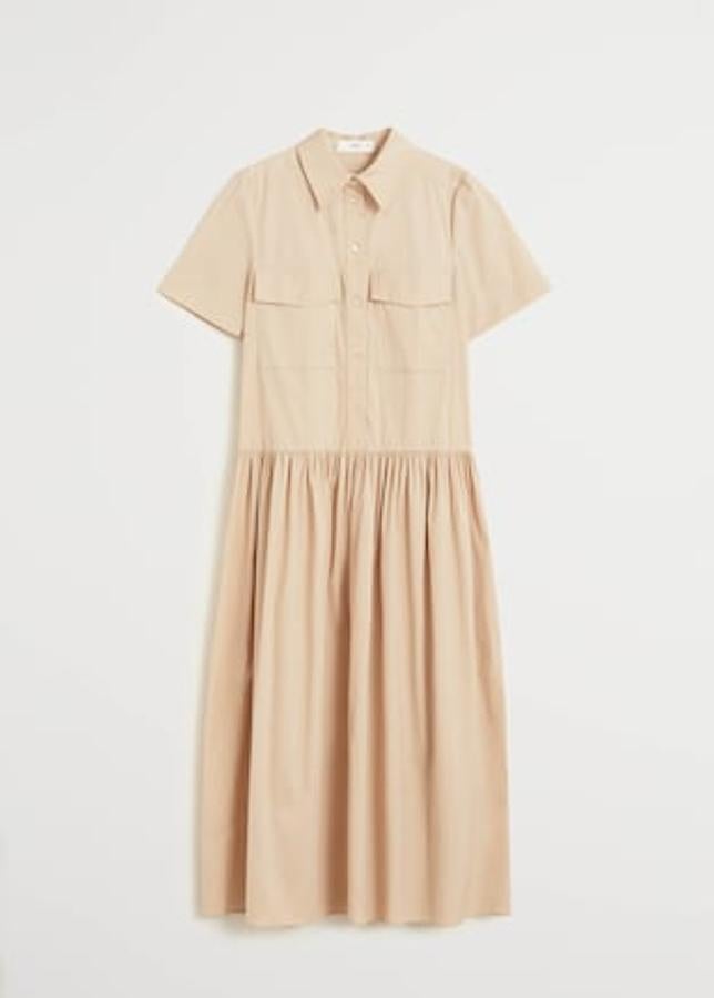 De algodón y en color beige, este vestido camisero y oversize es de Mango. Está rebajado y cuesta 29.99 euros.