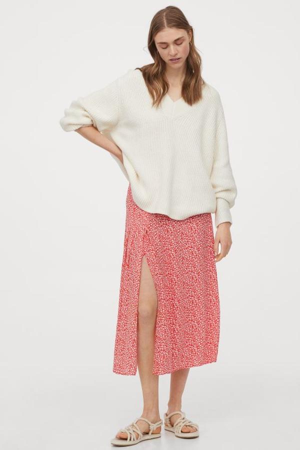 Estampado floral en tonos rojos y blancos para esta falda en tejido estampado de viscosa con talle alto de H&M. Con abertura delantera y pliegues en el bajo, cuesta 19,99 euros y está disponible entre las tallas 32 y 50.
