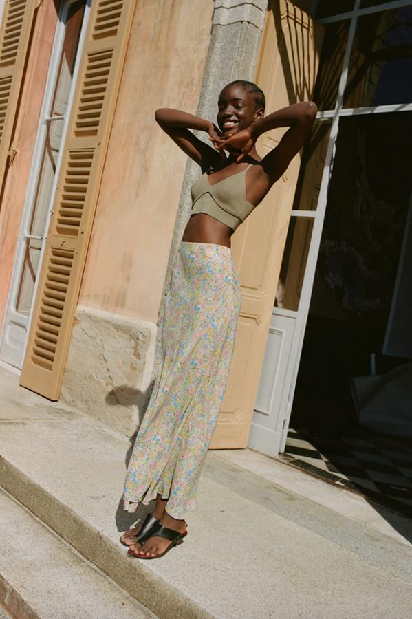 Las amantes de los estampados floridos no pueden dejar escapar este diseño de Zara en tonos pastel, con tiro alto y bajo con abertura delantero. Cuesta 25,95 euros y está disponible entre las tallas XS y XL.