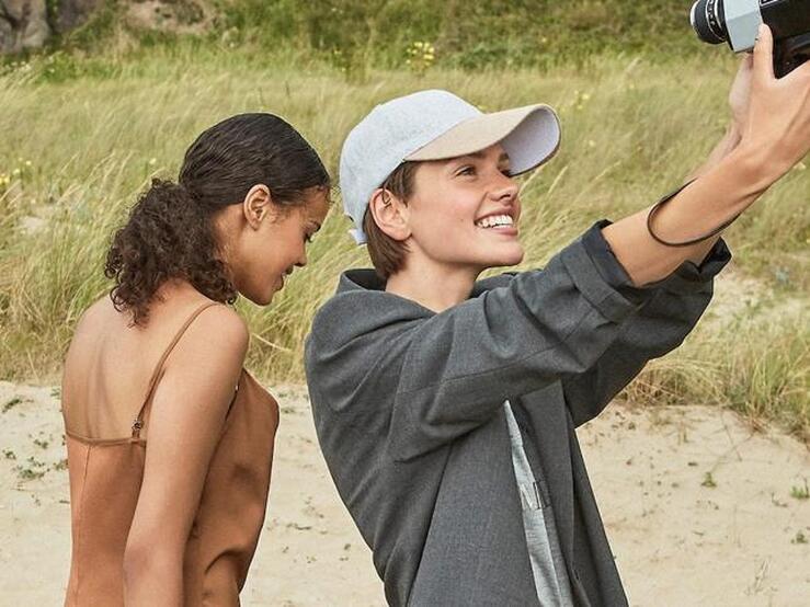 Fotos: Haz como las it girls y olvídate de peinarte con estas once gorras llenas de estilo