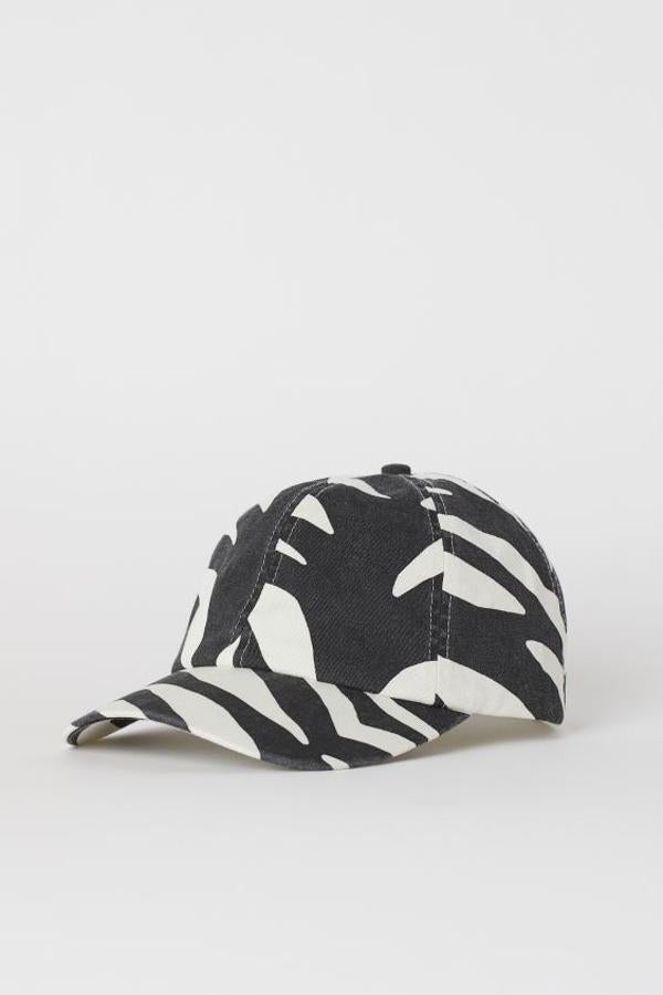 En sarga de algodón con hebilla de metal ajustable detrás, esta gorra con estampado de cebra de H&M tiene un precio de 9,99 euros.