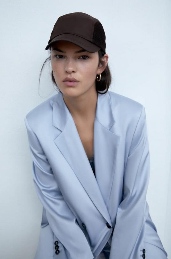 En color marrón, con cierre ajustable y laterales de rejilla, esta gorra de Zara tiene un precio de 12,95 euros.