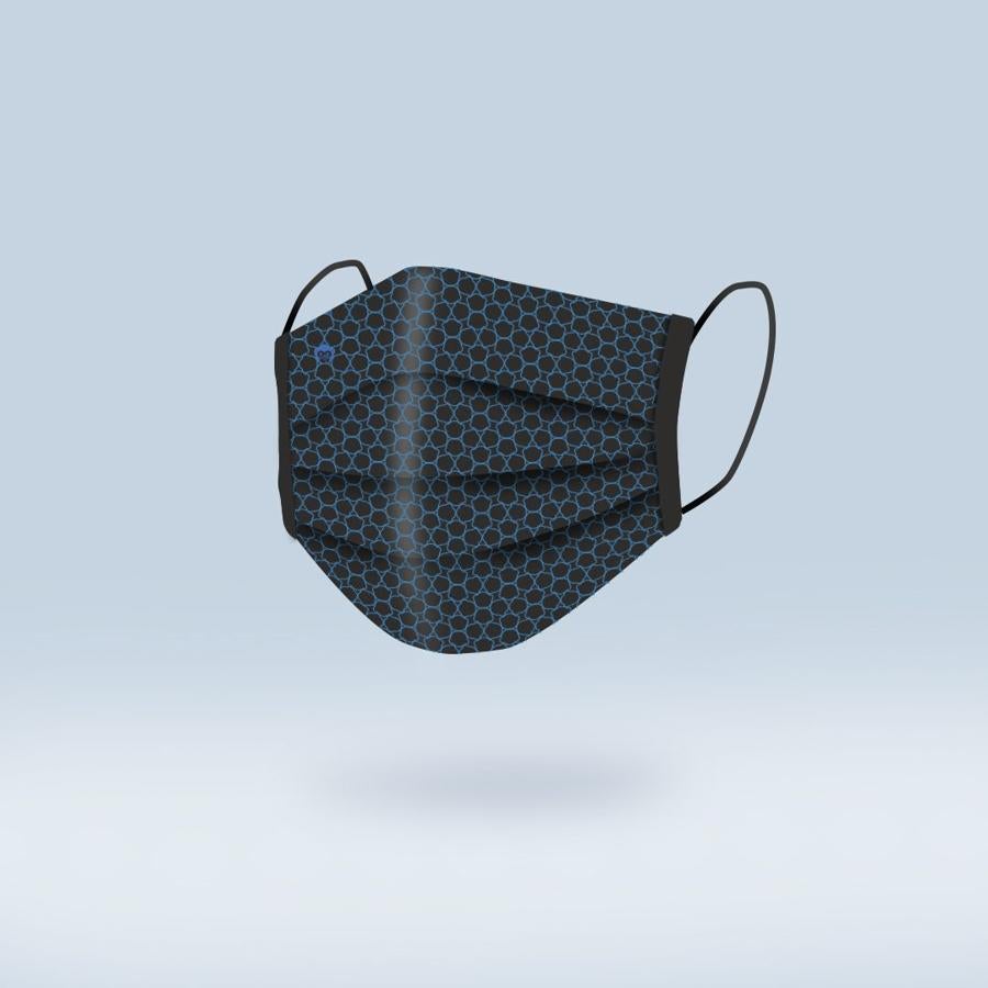 Las mascarillas higiénicas hay que cambiarlas cada cuatro horas. Si no quieres tener que llevarte un cargamento de ellas (con lo que significa eso además para el medio ambiente) y tienes posibilidad de acceder a una lavadora estas vacaciones, nuestro consejo es que te hagas con unas de tela que cumplan la normativa UNE 0065 como estas de  lamasQ . Están realizadas con algodón orgánico, tienen dos capas, son lavables y puedes usar el envase en el que vienen para guardarlas en el bolso cuando te las quites para comer fuera de casa.